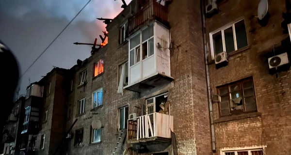 Россияне массированно атаковали Каменское, спасатели достали из-под завалов 5 человек