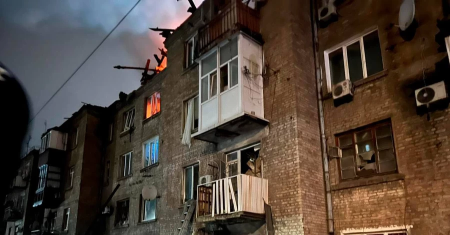 Россияне массированно атаковали Каменское, спасатели достали из-под завалов 5 человек