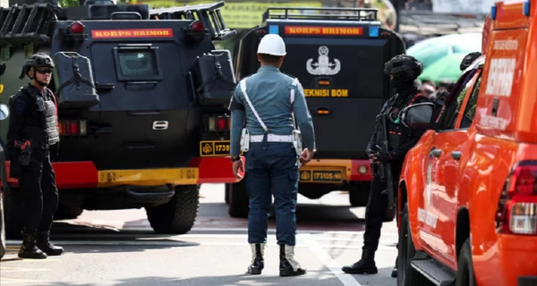 В результате взрыва в мечети в Индонезии пострадали по меньшей мере 54 человека