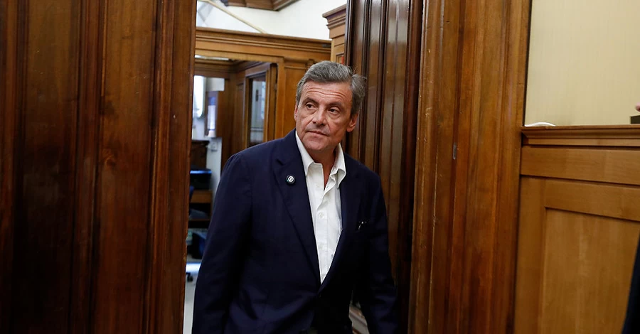 Сенатор Италии Календа набил татуировку на руке с гербом Украины