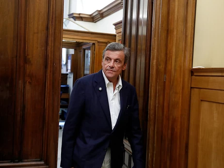 Сенатор Италии Календа набил татуировку на руке с гербом Украины