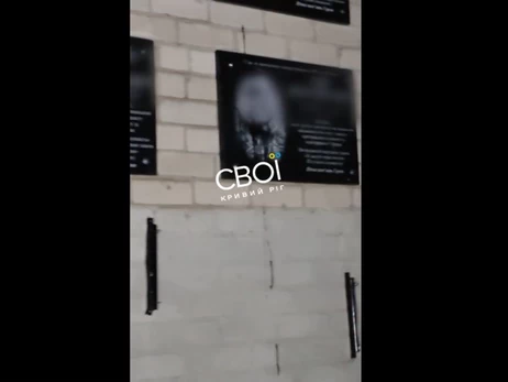 На стене гимназии в Кривом Роге облили краской портреты погибших выпускников