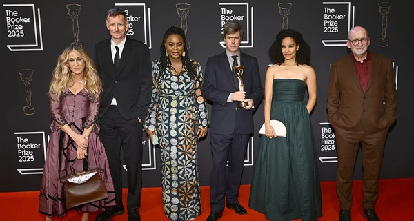 Букеровскую премию-2025 получил британско-венгерский писатель Дэвид Салай