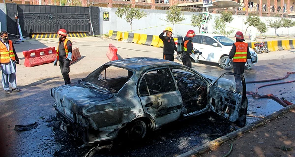 В результате теракта в Пакистане погибли 12 человек - у здания суда взорвался автомобиль