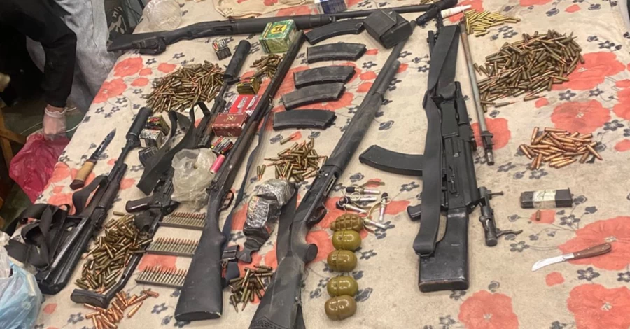Сімейна сварка вивела на арсенал зброї - під Києвом затримали чоловіка з кулеметом та автоматами