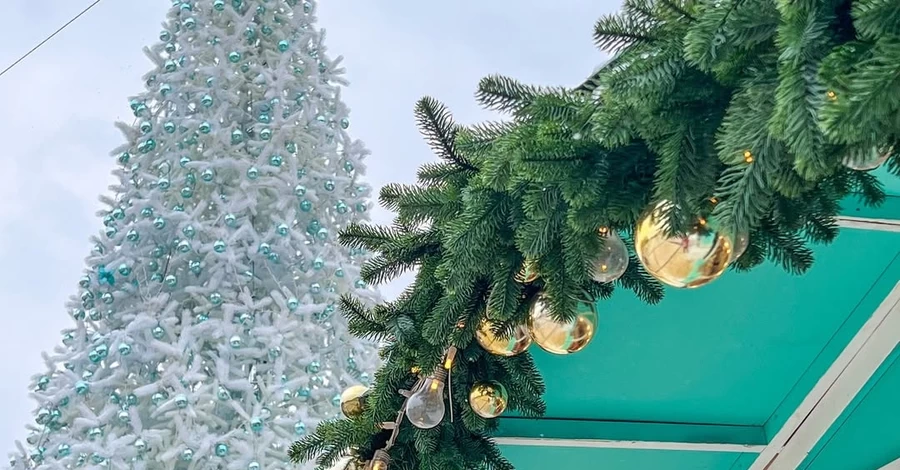 Без пафоса, но с символами уюта и покоя: что известно о главной елке страны