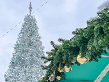 Без пафоса, но с символами уюта и покоя: что известно о главной елке страны