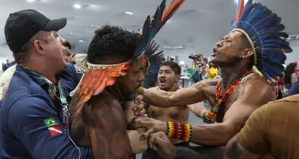 На климатическом форуме в Бразилии произошли столкновения между протестующими и охраной