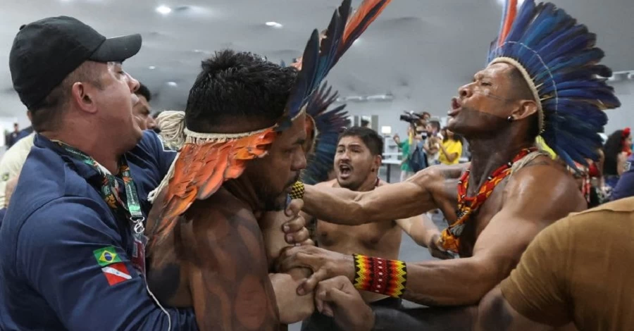 На климатическом форуме в Бразилии произошли столкновения между протестующими и охраной