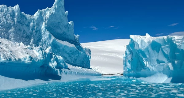 Украинские полярники показали невероятное видео с айсбергами