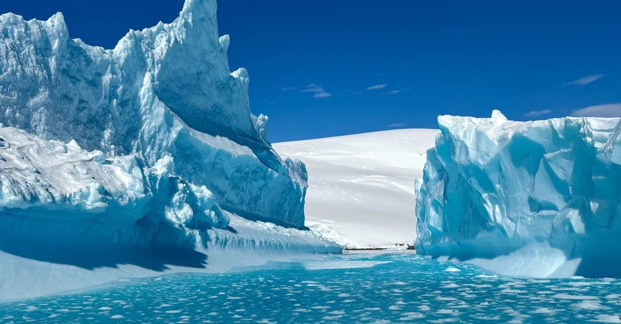 Українські полярники показали неймовірне відео з айсбергами