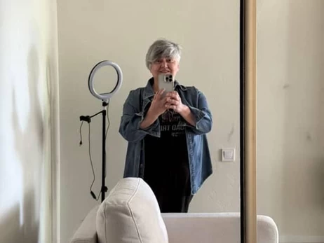 «Цифрова бабуся»: пенсіонерка з Прикарпаття веде блог, навчає однолітків користуватися смартфоном