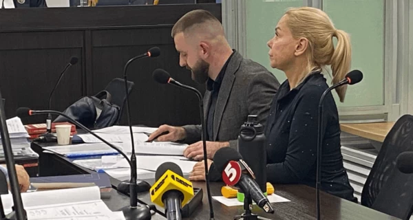 За двух фигуранток 