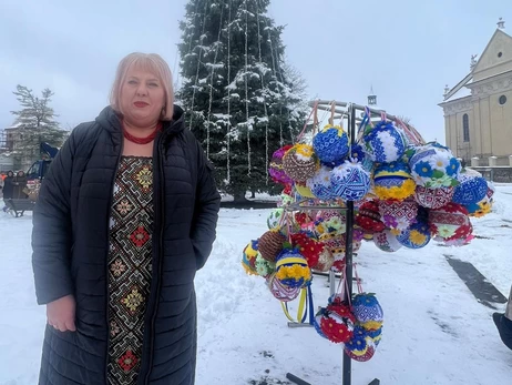 Майстриня зі Львівщини: Хочу прикрасити своїми вишитими кульками головну ялинку країни