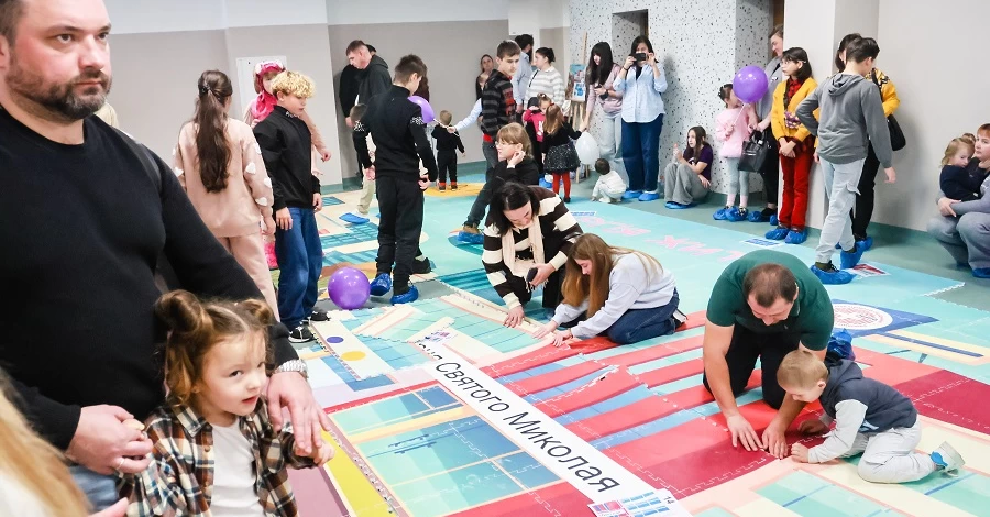 У Львові передчасно народжені діти зібрали найбільший пазл країни та встановили рекорд