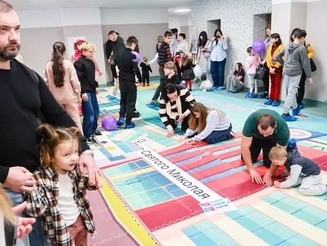 Во Львове преждевременно родившиеся дети собрали самый большой пазл страны и установили рекорд