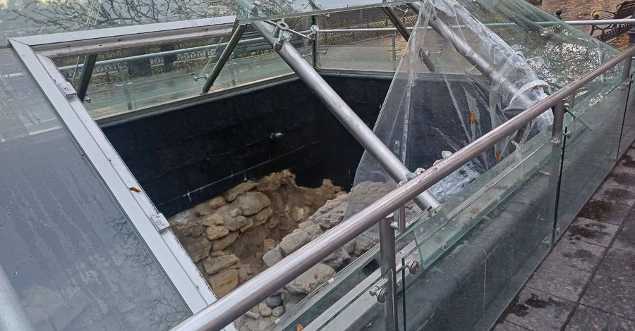 В центре Одессы разбили стекло пирамиды-музея с остатками греческого поселения