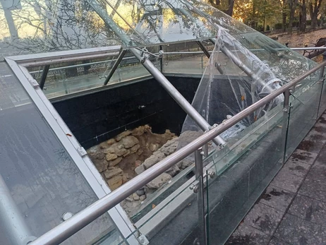 В центре Одессы разбили стекло пирамиды-музея с остатками греческого поселения