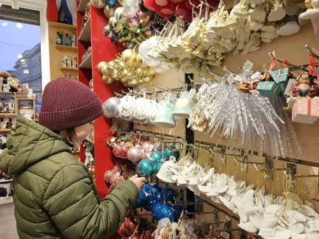 Символ 2026-го, кулі відомого кераміста і ретро: головні тренди ялинкових іграшок