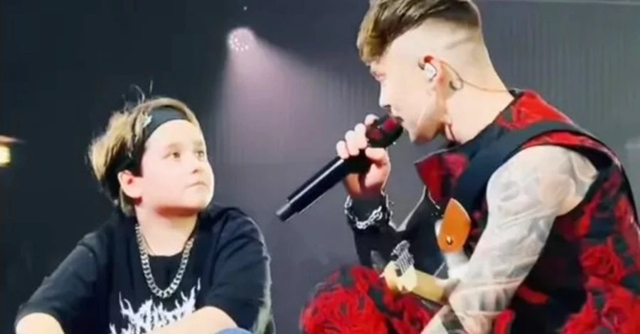 Подарок от кумира: получив от Пивоварова гитару, юный фанат пригласил его на свой концерт