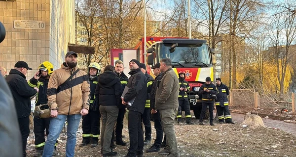 В Тернополе под завалами дома с утра находится 20-летний юноша