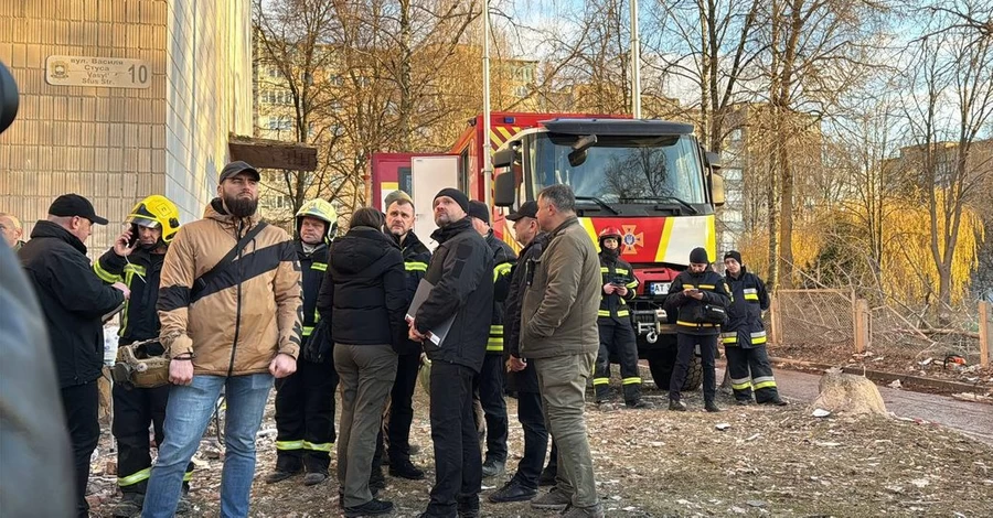 У Тернополі під завалами будинку від ранку перебуває 20-річний юнак
