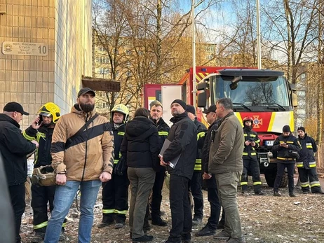 В Тернополе под завалами дома с утра находится 20-летний юноша