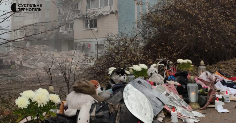В Тернополе люди несут цветы и игрушки к дому, разрушенному российской ракетой