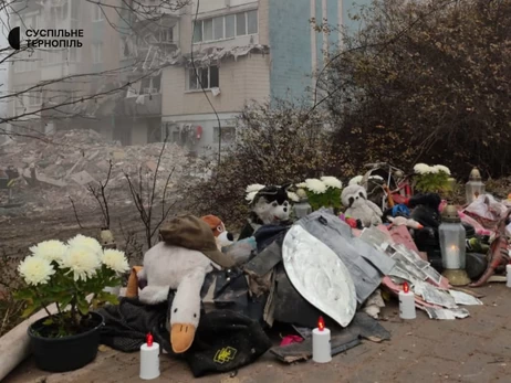 В Тернополе люди несут цветы и игрушки к дому, разрушенному российской ракетой