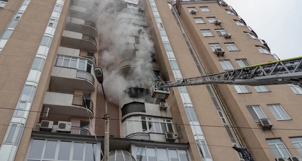 В киевской многоэтажке взорвалась зарядная станция, начался пожар