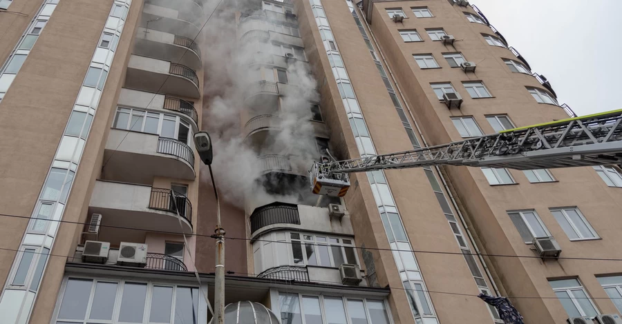 У київській багатоповерхівці вибухнула зарядна станція та сталася пожежа