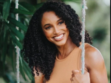 Мисс Ямайка упала во время дефиле на конкурсе «Мисс Вселенная 2025» - ее унесли со сцены на носилках