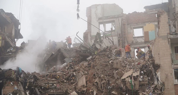 В Тернополе ищут мужчин, которые спасали людей из горящего после обстрелов РФ дома