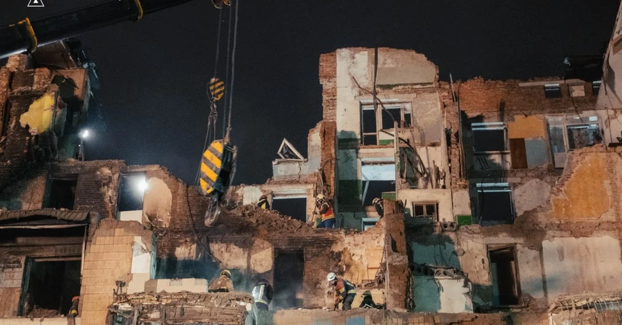 В Тернополе не будет новогодней елки, а возле разрушенного ракетой дома установят кресты