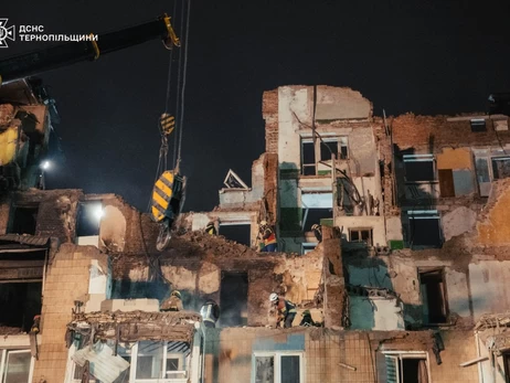 В Тернополе не будет новогодней елки, а возле разрушенного ракетой дома установят кресты