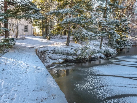 У вихідні на заході прогнозують сніг та ожеледицю, а на півдні - до +20 градусів