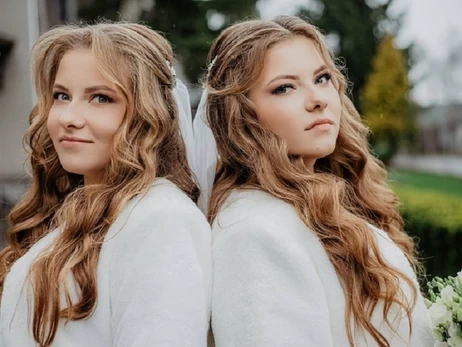 Подвійне щастя - на Хмельниччині сестри-двійнята вийшли заміж в один день