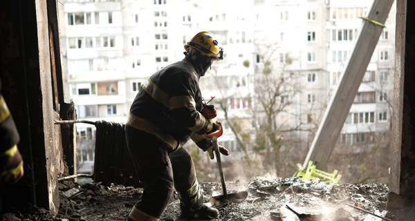 В Киеве под завалами может быть человек, спасательные работы продолжаются