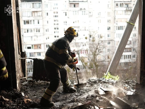 В Киеве под завалами может быть человек, спасательные работы продолжаются