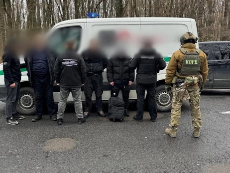 На Закарпатье задержали инкассаторов, которые перевозили уклонистов в броневике с мигалками