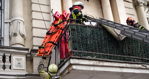В одесской многоэтажке обрушился балкон с людьми, пострадали две женщины