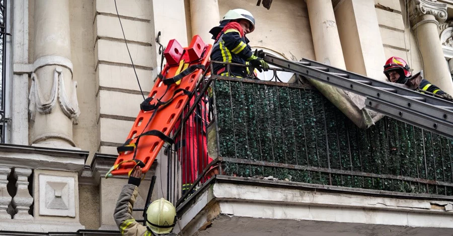 В одесской многоэтажке обрушился балкон с людьми, пострадали две женщины