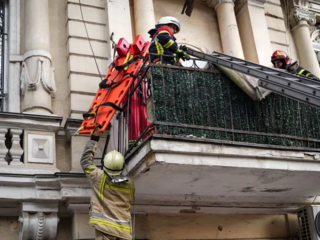 В одесской многоэтажке обрушился балкон с людьми, пострадали две женщины