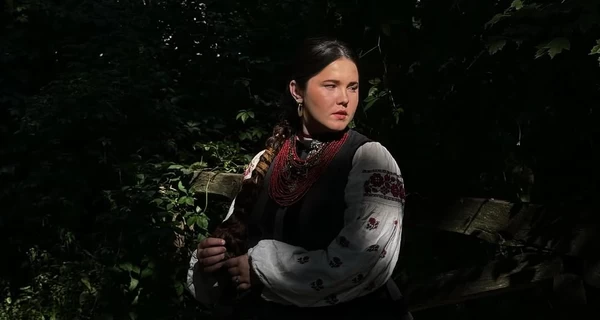 Что известно о девушке, которая поет народным голосом в песне Алены Омаргалиевой 