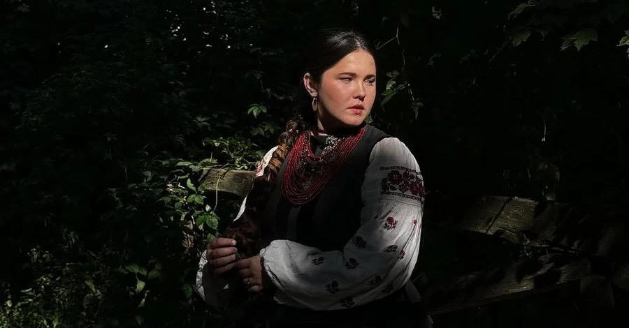 Що відомо про дівчину, яка співає народним голосом у пісні Альони Омаргалієвої "Не п&rsquo;яна &ndash; закохана"