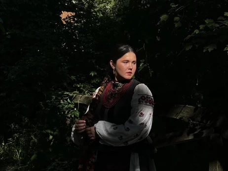 Що відомо про дівчину, яка співає народним голосом у пісні Альони Омаргалієвої 