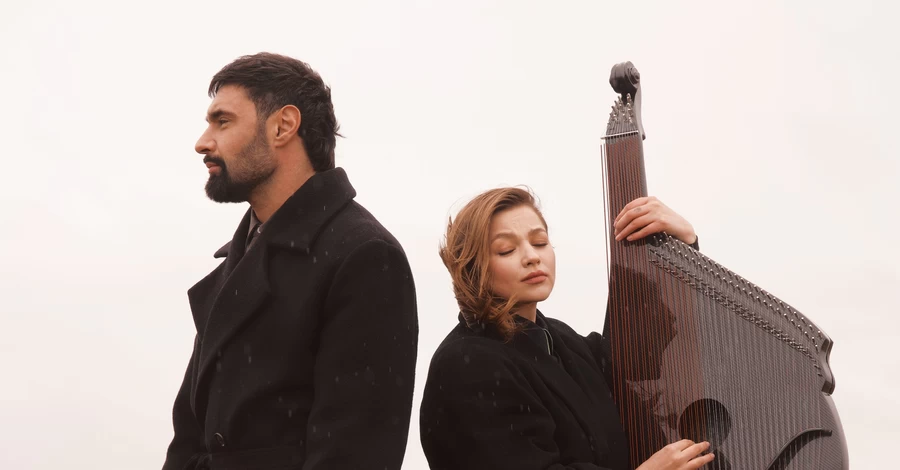 Виталий Козловский и Марина Круть исполнили «Знаєш» на разминированном поле