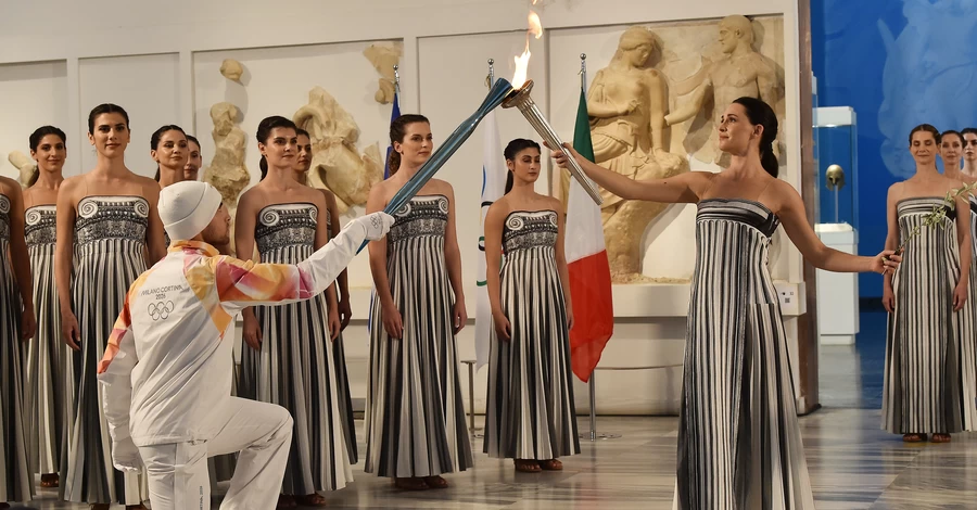 Из-за непогоды в Греции олимпийский огонь для зимних Игр-2026 зажгли с помощью резервного факела