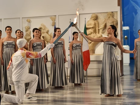 Из-за непогоды в Греции олимпийский огонь для зимних Игр-2026 зажгли с помощью резервного факела