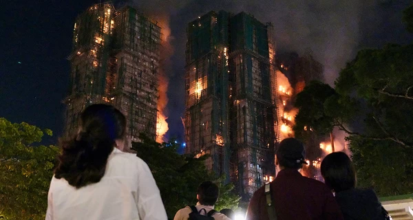 В Гонконге пожар охватил жилой квартал из 32-этажных башен, погибли 36 человек (обновлено)
